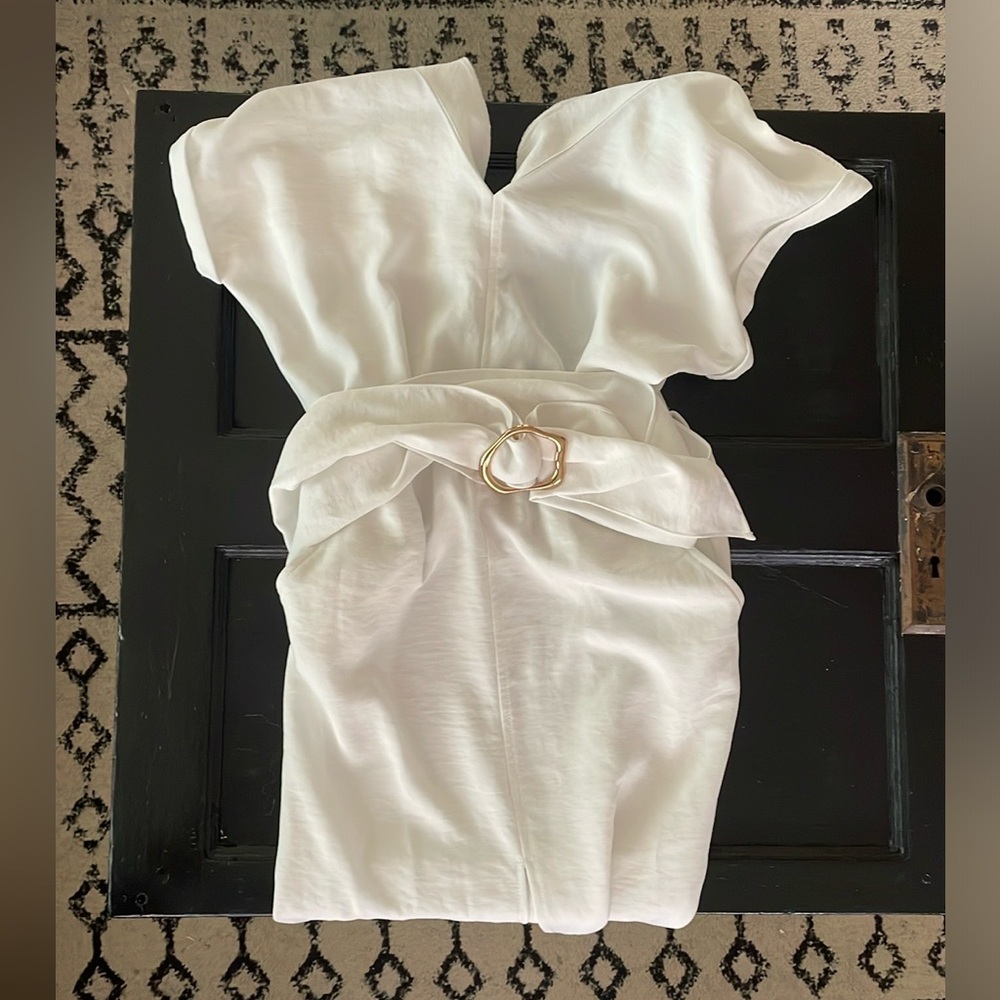 White Zara dress with beautiful gold detail 🤍 Size Medium